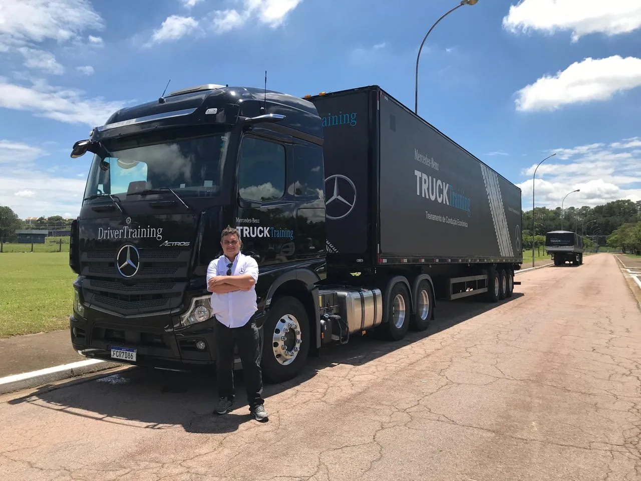 Fábio em frente ao caminhão Mercedes-Benz Truck Training