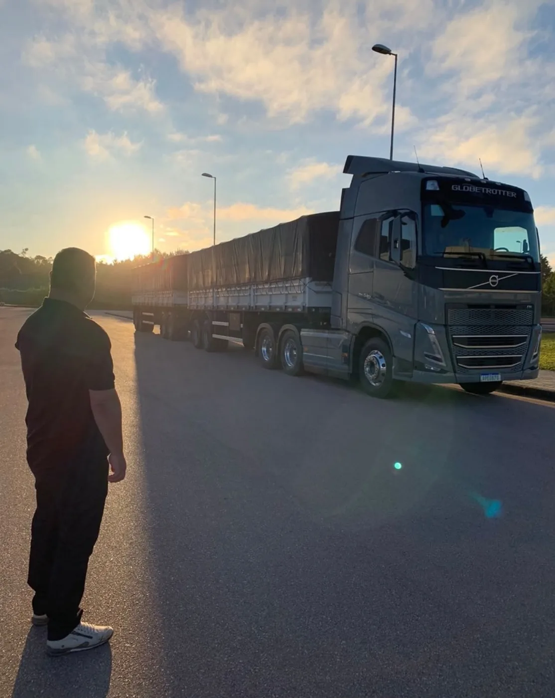 Profissional avaliando caminhão rodoviário de cargas