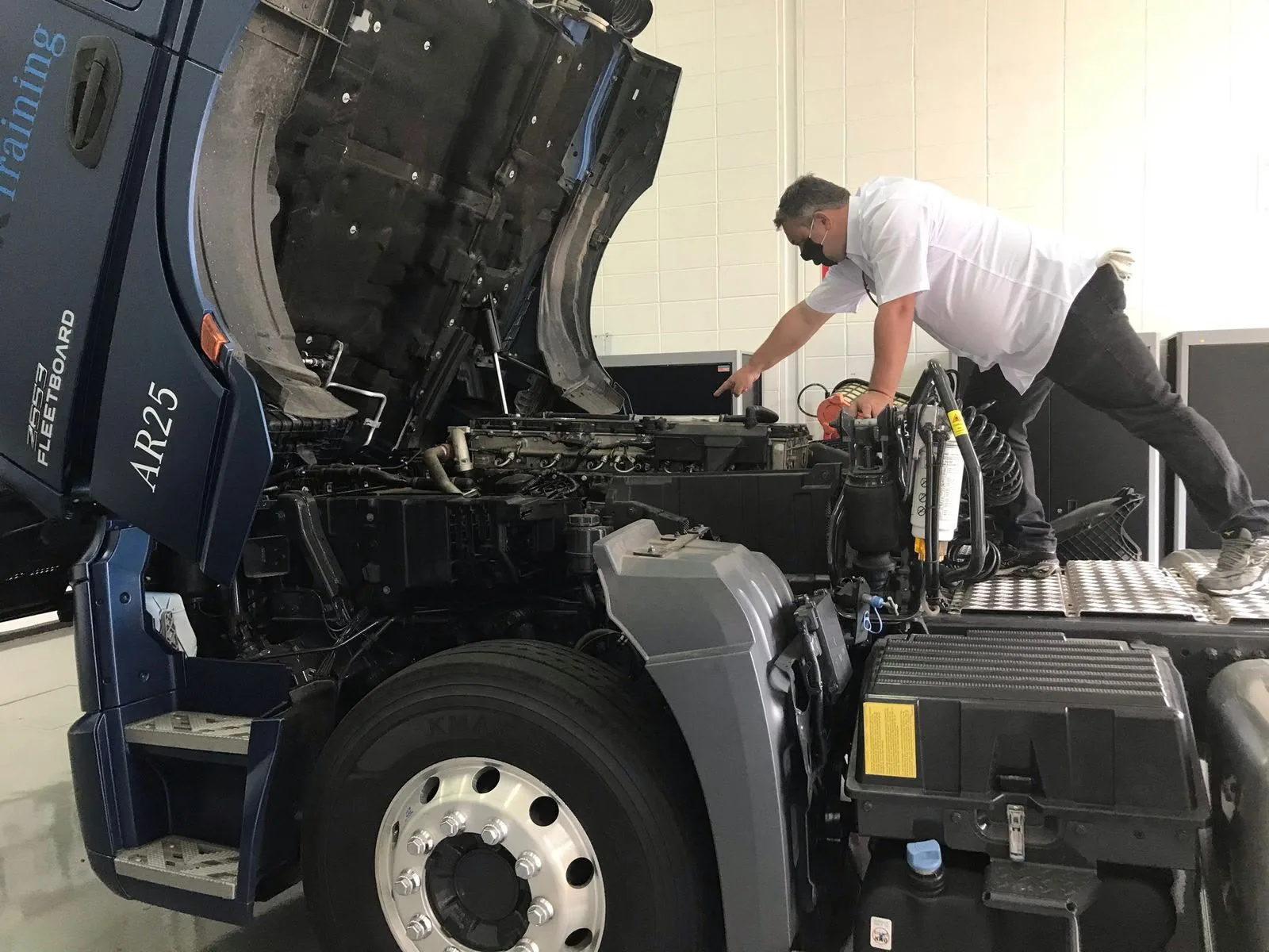 Fábio em inspeção técnica de motor de caminhão